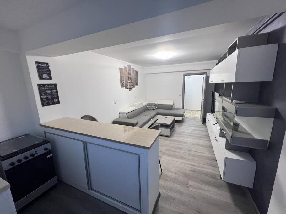Lovely Flat With Bathtub 5 Mins From Center Craiova Esterno foto
