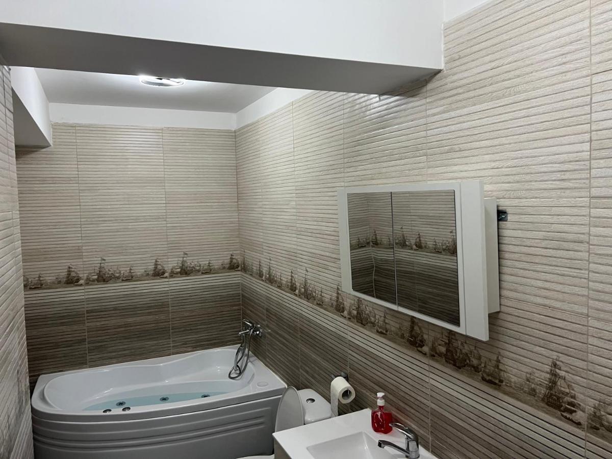 Lovely Flat With Bathtub 5 Mins From Center Craiova Esterno foto