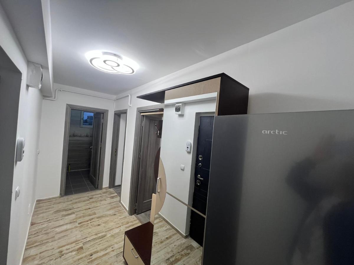 Lovely Flat With Bathtub 5 Mins From Center Craiova Esterno foto