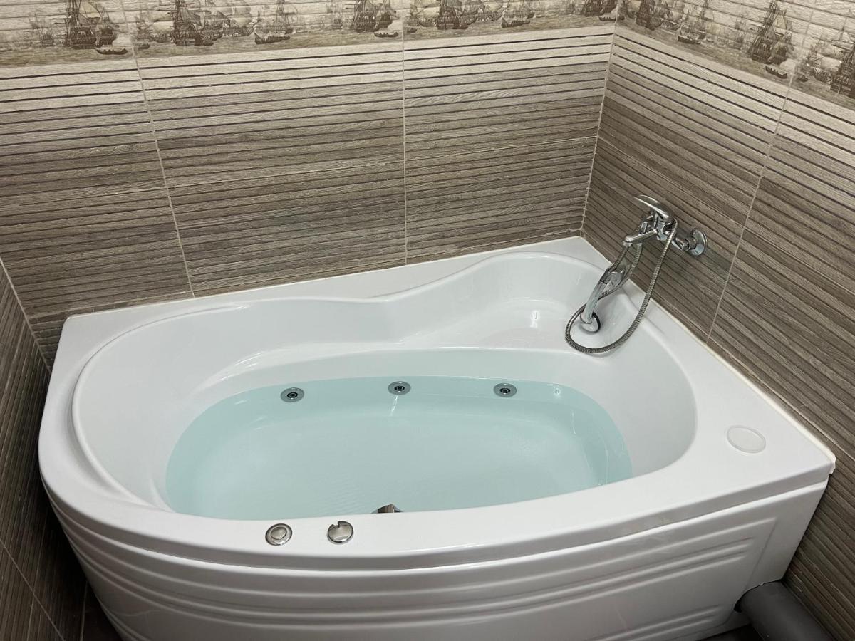 Lovely Flat With Bathtub 5 Mins From Center Craiova Esterno foto